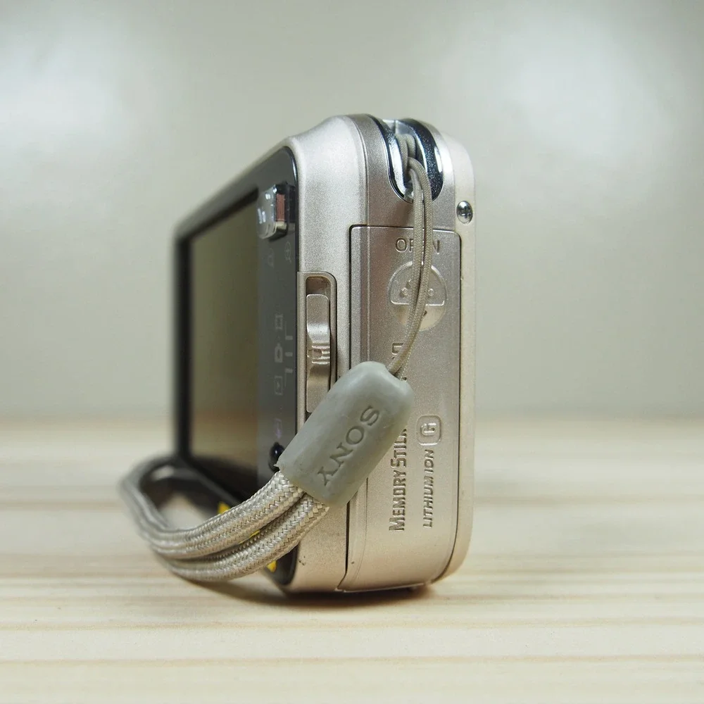 Sony CyberShot DSC-N2 10.1MP Digital Camera Bundle Silver w/Charger +‎ Battery